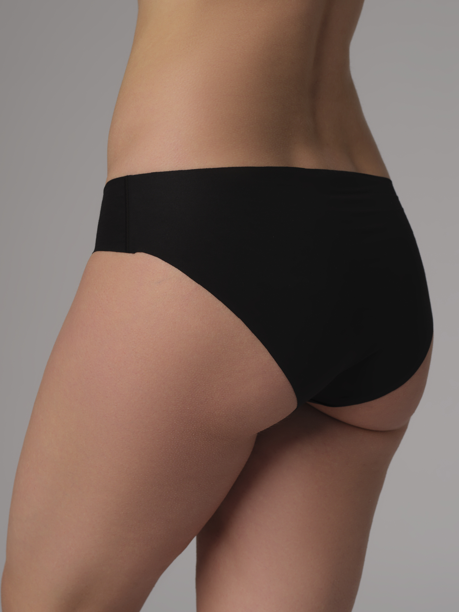 Rückansicht: Frau trägt Jazz-Pants Cleancut von Comazo in der Farbe Schwarz