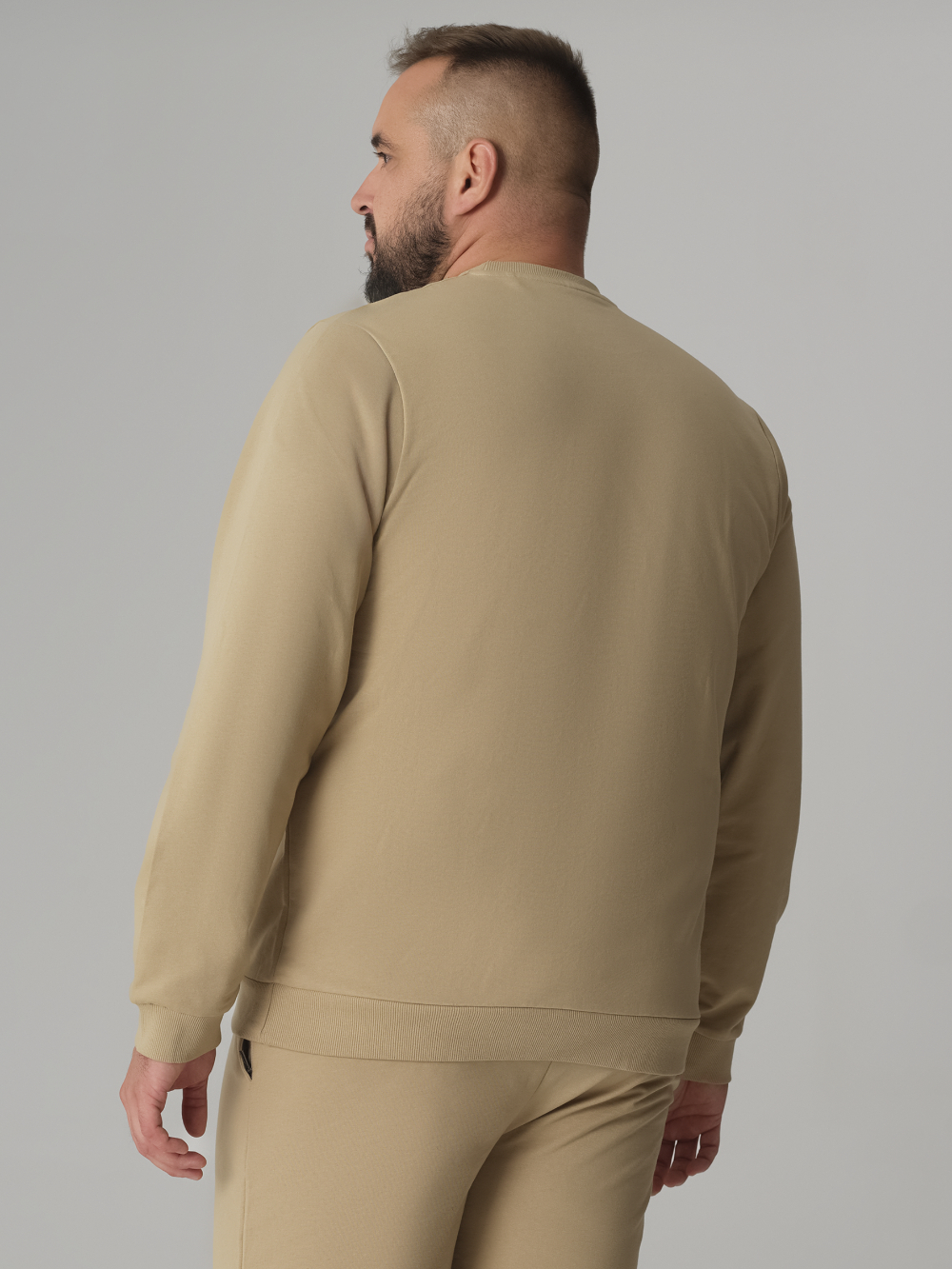 Rückansicht: Mann trägt Comazo Sweatshirt Farbe Bast