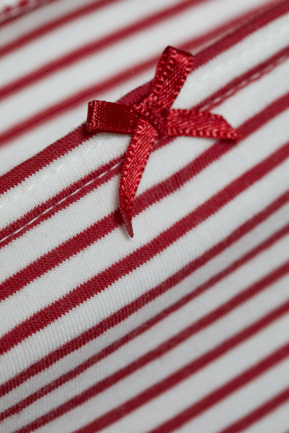 Detailbild Hot-Pants von Comazo in der Farbe Weiß/Rot geringelt mit Zierschleife