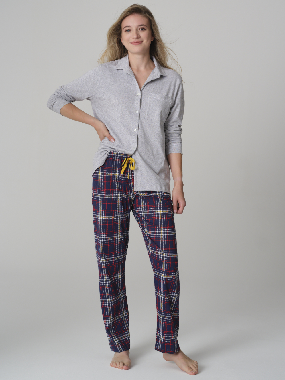 Vorderansicht: Frau trägt Lange Schlafhose aus 100% Baumwolle in Blau und Rot kariert