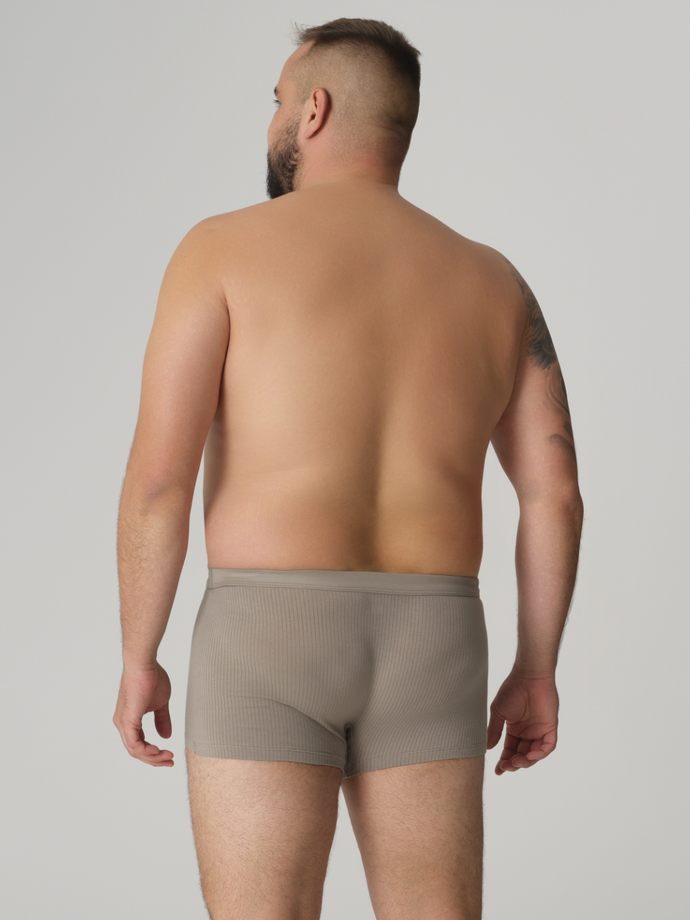 Rückansicht: Mann trägt Comazo Trunks Farbe Schilf mit Nadelstreifen