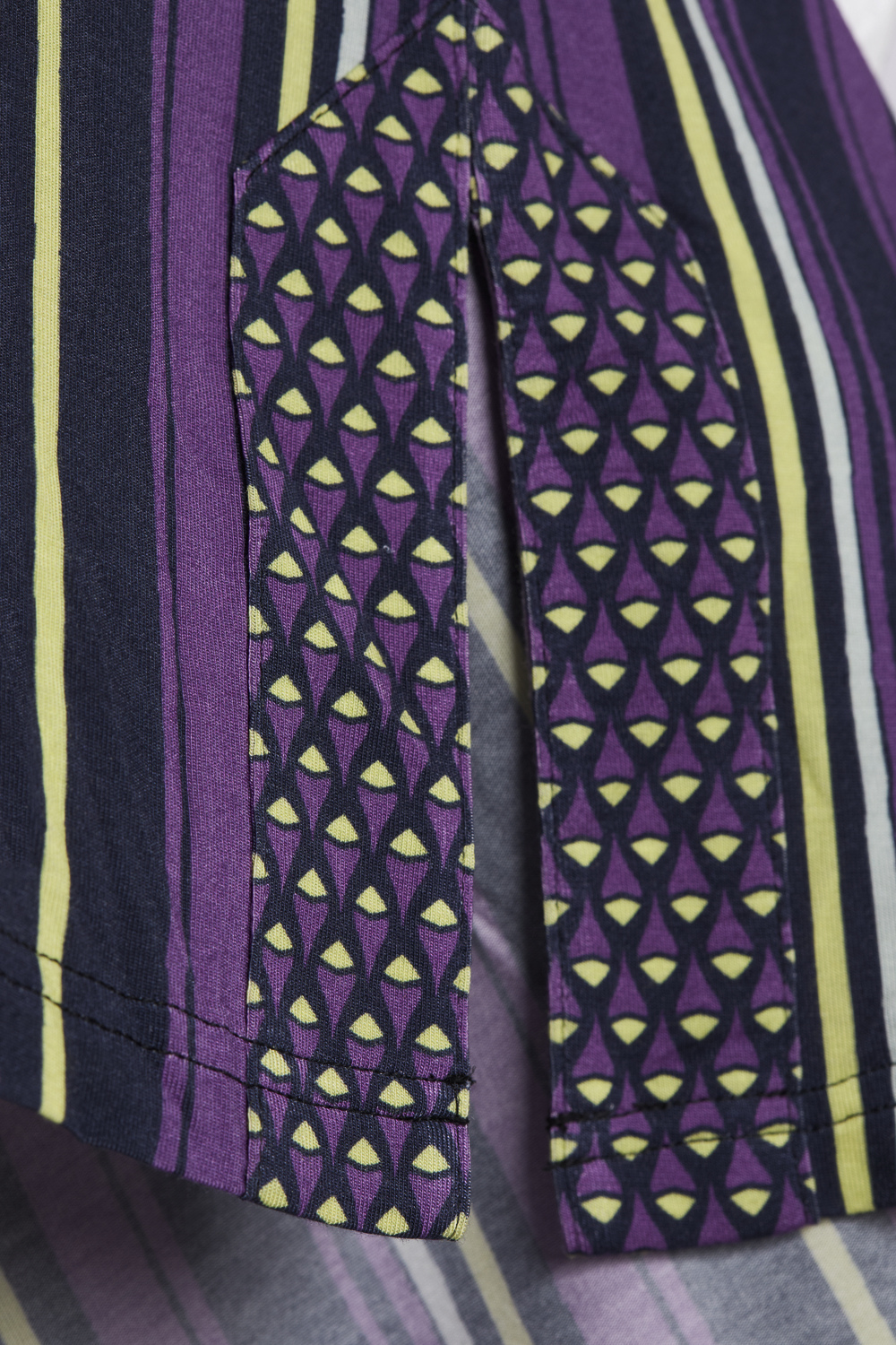 Detailbild  2 Comazo Damen Nachthemd kurzarm aus Micromodal Farbe Purple Stripe
