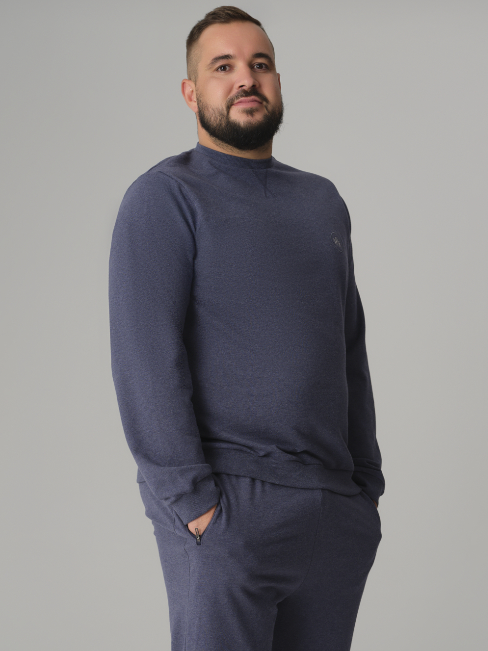 Vorderansicht: Mann trägt Comazo Sweatshirt Farbe Dunkelblau-Melange