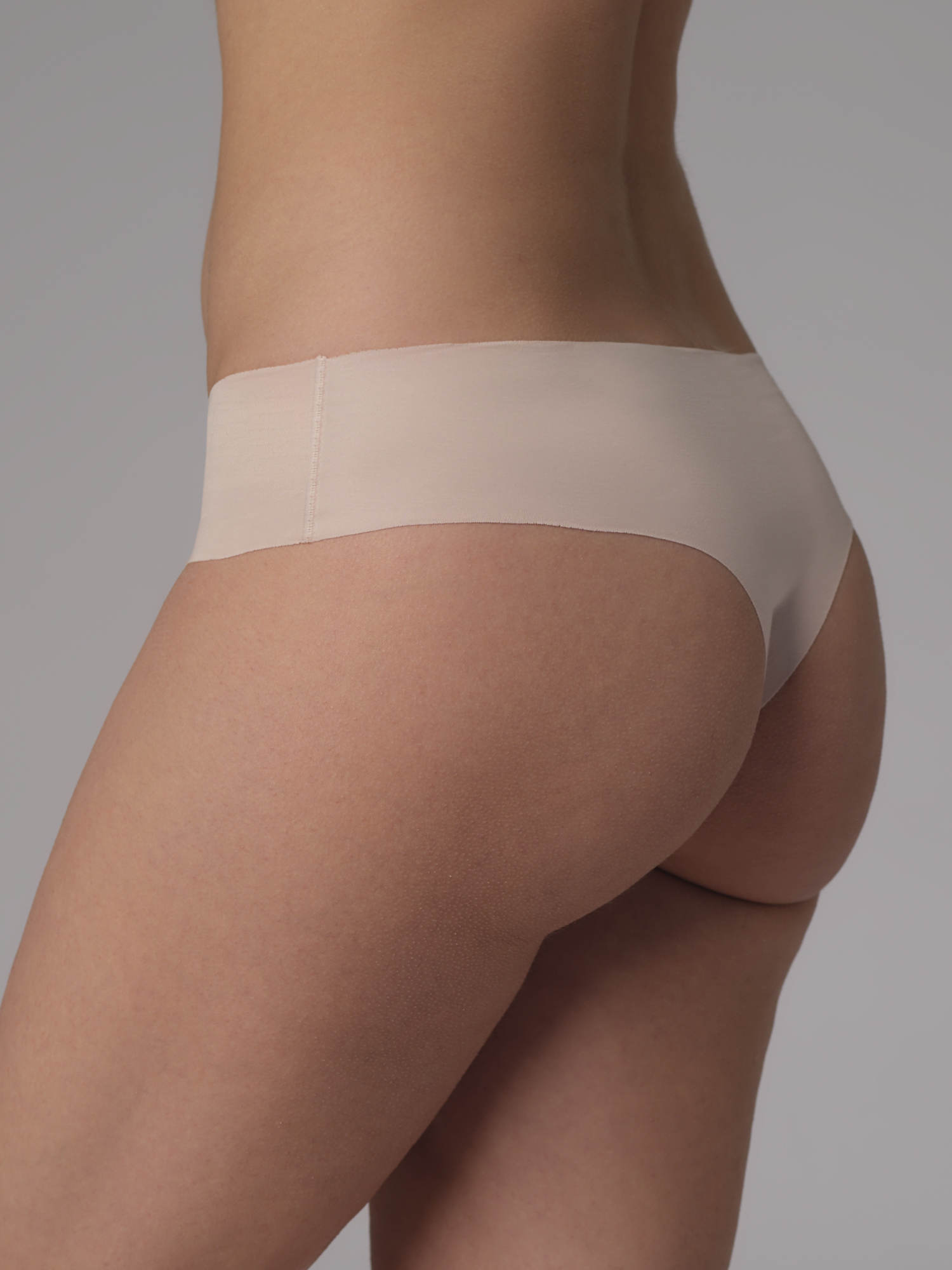 Nahaufnahme Rückansicht: Frau trägt Comazo Damen Brasil-Slip Cleancut Farbe Almond