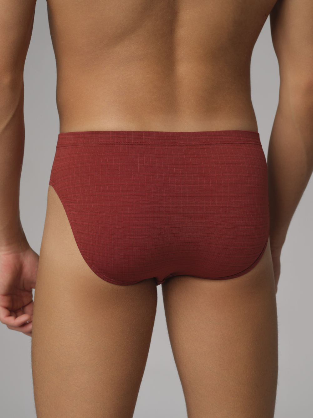 Nahaufnahme Rückansicht: Mann trägt Comazo Herren Slip ohne Eingriff Farbe Dunkelrot