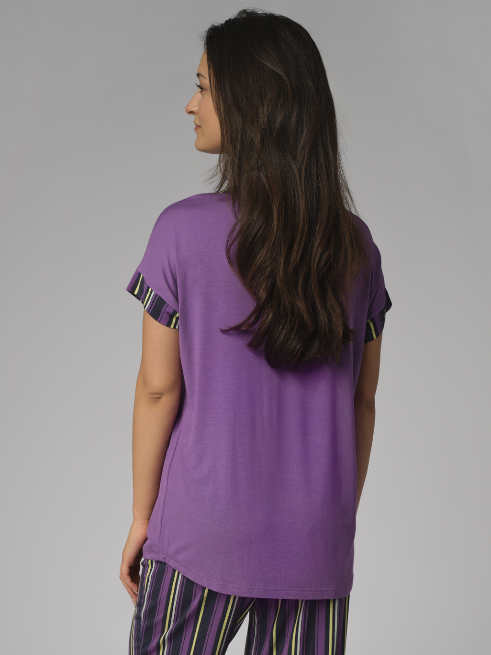 Rückansicht: Frau trägt Comazo Damen Shirt 1/4 Arm aus Mircromodal mit V-Ausschnitt Farbe Purple