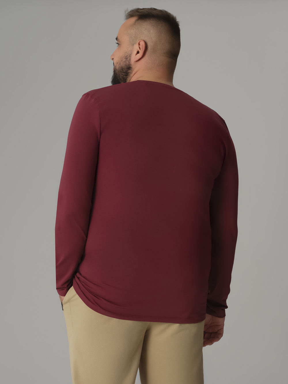 Rückansicht: Mann trägt Comazo Herren Basic Shirt langarm Farbe Merlot