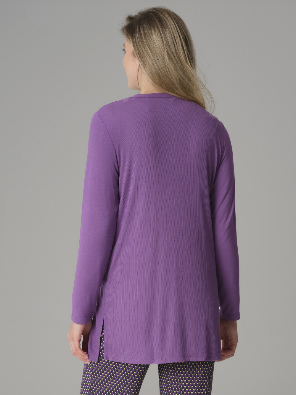 Rückansicht: Frau trägt Comazo Langarm-Jacke aus Micromodal Farbe Purple