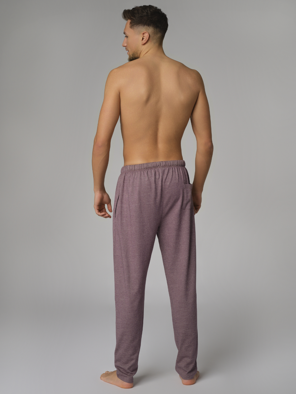 Rückansicht: Mann trägt Comazo Piqué-Hose lang Farbe Cassis aus Baumwolle