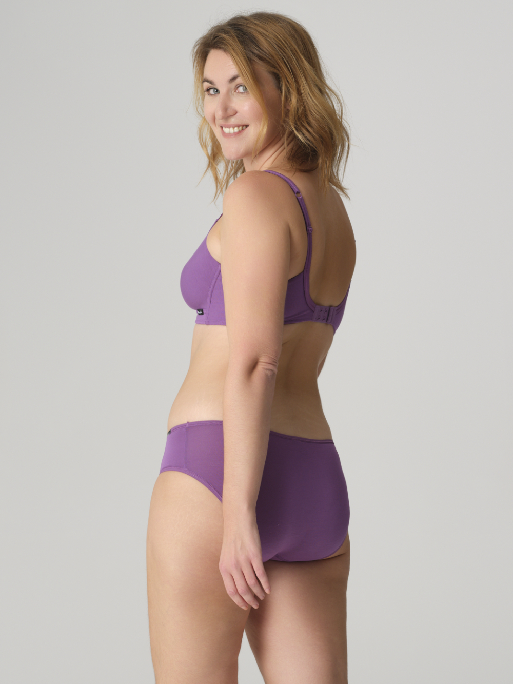 Rückansicht: Frau trägt Comazo Jazz-Pants aus Micromodal Farbe Purple