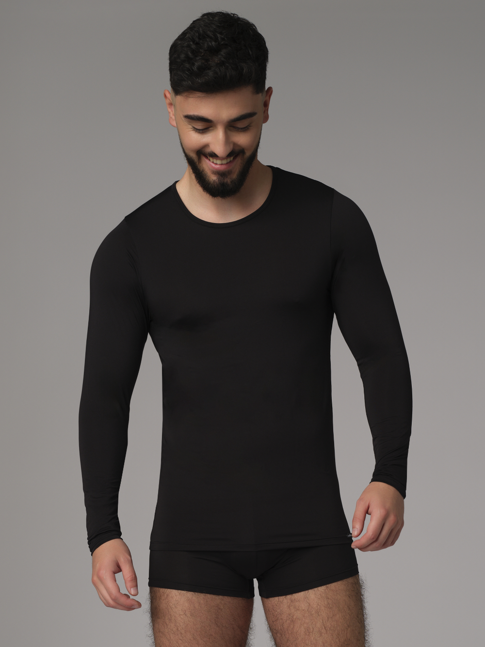 Vorderansicht: Mann trägt Shirt langarm von Comazo in der Farbe Schwarz mit BeSoCool Technologie