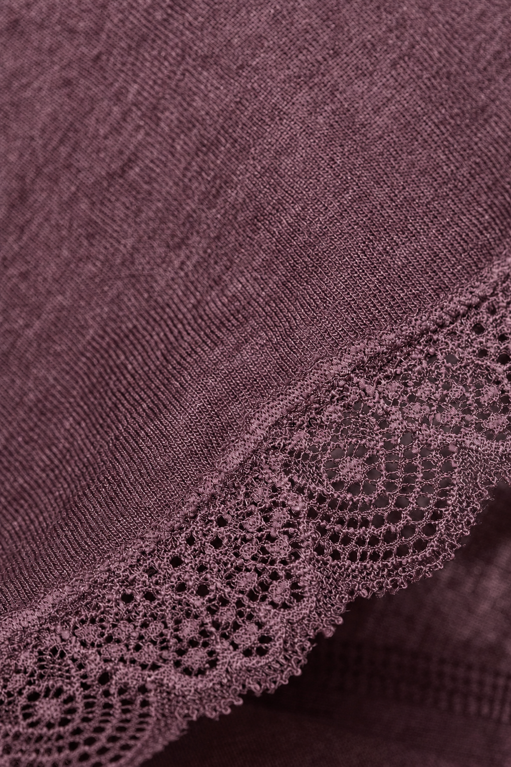 Detailbild Wolle-Seide Panty von Comazo in der Farbe Kastanie mit feiner Spitze an den Beinabschlüssen, Wolle aus garantiert schonender Schermethode